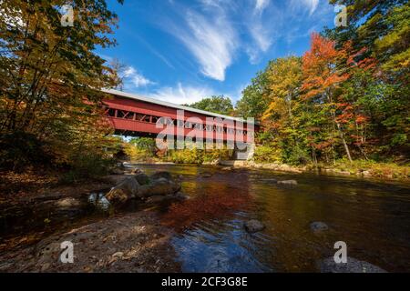 SWIFT River a couvert le pont en automne de la rivière, Conway, New Hampshire Banque D'Images