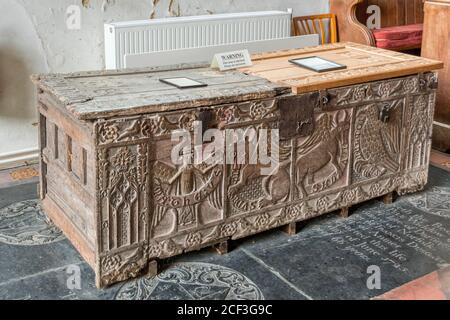 C14ème coffre en bois sculpté à l'église Dersingham St Nicholas, Norfolk, montrant des symboles d'évangélistes. Banque D'Images