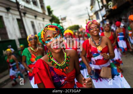 Les danseurs afro-colombiens du quartier de Alameda Reyes participent au festival San Pacho à Quibdó, en Colombie. Banque D'Images