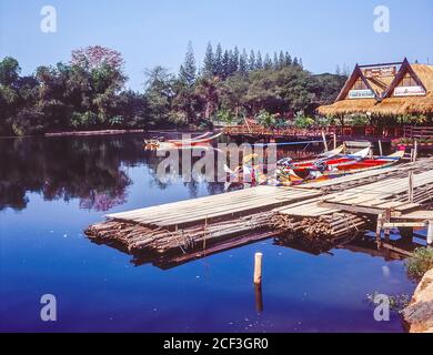 Thaïlande, Kanchanaburi. Bateaux touristiques et restaurants au tristement célèbre pont sur la rivière Kwai sur le chemin de fer de la mort Birmanie-Siam de la Seconde Guerre mondiale construit plus ou moins par les prisonniers de guerre alliés et la presse a ganté les personnes locales chargées de construire la voie de chemin de fer terrestre de Bangkok dans le golfe de Thaïlande À Rangoon en Birmanie dans le cadre du plan stratégique de l'armée impériale japonaise pour envahir l'Inde. Banque D'Images