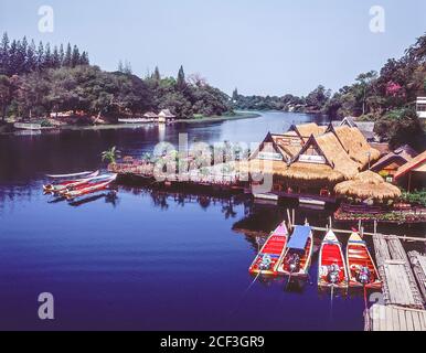 Thaïlande, Kanchanaburi. Bateaux touristiques et restaurants au tristement célèbre pont sur la rivière Kwai sur le chemin de fer de la mort Birmanie-Siam de la Seconde Guerre mondiale construit plus ou moins par les prisonniers de guerre alliés et la presse a ganté les personnes locales chargées de construire la voie de chemin de fer terrestre de Bangkok dans le golfe de Thaïlande À Rangoon en Birmanie dans le cadre du plan stratégique de l'armée impériale japonaise pour envahir l'Inde. Banque D'Images