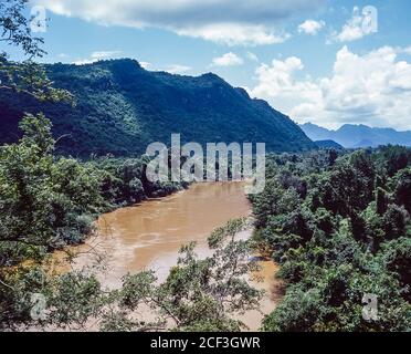 Thaïlande, Kanchanaburi. C'est la paisible rivière Kwai Noi, Près du tristement célèbre pont sur la rivière Kwai sur le chemin de fer de la mort Birmanie-Siam de la Seconde Guerre mondiale construit plus ou moins par les prisonniers de guerre alliés et la presse a ganté les personnes locales chargées de construire la voie de chemin de fer terrestre de Bangkok dans le golfe de Thaïlande à Rangoon en Birmanie Dans le cadre du plan stratégique de l'Armée impériale japonaise pour envahir l'Inde. Banque D'Images