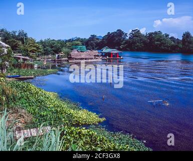 Thaïlande, Kanchanaburi. C'est la paisible rivière Kwai Noi, Près du tristement célèbre pont sur la rivière Kwai sur le chemin de fer de la mort Birmanie-Siam de la Seconde Guerre mondiale construit plus ou moins par les prisonniers de guerre alliés et la presse a ganté les personnes locales chargées de construire la voie de chemin de fer terrestre de Bangkok dans le golfe de Thaïlande à Rangoon en Birmanie Dans le cadre du plan stratégique de l'Armée impériale japonaise pour envahir l'Inde. Banque D'Images