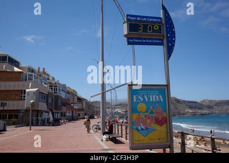 03 septembre 2020, Espagne, Las Palmas de Gran Canaria: Un thermomètre à côté de la plage de Las Canteras montre 30 degrés. Photo: Manuel Navarro/dpa Banque D'Images