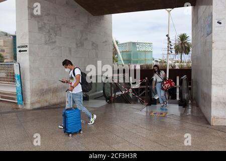03 septembre 2020, Espagne, Las Palmas de Gran Canaria: Deux personnes portent des valises alors qu'elles quittent la gare routière du parc Santa Catalina. Photo: Manuel Navarro/dpa Banque D'Images