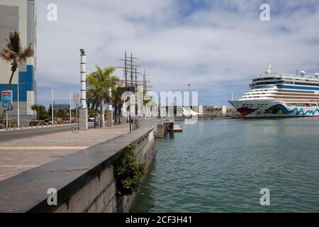 03 septembre 2020, Espagne, Las Palmas de Gran Canaria: Le bateau de croisière AIDA est ancré à côté d'une promenade vide dans le port de Las Palmas de Gran Canaria. Photo: Manuel Navarro/dpa Banque D'Images