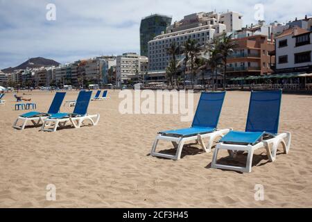 03 septembre 2020, Espagne, Las Palmas de Gran Canaria: Quatre transats à la plage de Las Canteras sont vides. Photo: Manuel Navarro/dpa Banque D'Images