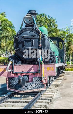 Thaïlande, Kanchanaburi. Il s'agit de l'un des trains utilisés par les Japonais sur le tristement célèbre chemin de fer Burma-Siam Death de la Seconde Guerre mondiale construit plus ou moins par les prisonniers de guerre alliés et la presse a ganté les populations locales chargées de construire la voie de chemin de fer terrestre de Bangkok dans le golfe de Thaïlande à Rangoon en Birmanie dans le cadre du plan stratégique de l'armée impériale japonaise pour envahir l'Inde. Banque D'Images