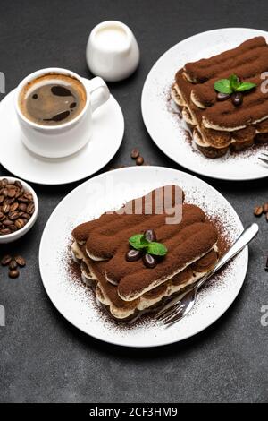 Dessert tiramisu classique, tasse de café, sucre et lait sur fond de béton Banque D'Images