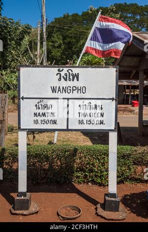 Thaïlande, Kanchanaburi. L'une des gares modernes du tristement célèbre chemin de fer Burma-Siam Death de la Seconde Guerre mondiale construit plus ou moins par les prisonniers de guerre alliés et la presse a ganté les populations locales chargées de construire la voie ferrée terrestre de Bangkok dans le golfe de Thaïlande à Rangoon in Birmanie dans le cadre du plan stratégique de l'armée impériale japonaise pour envahir l'Inde. Banque D'Images