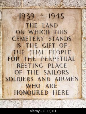 Thaïlande, Kanchanaburi est la plaque commémorative à l'entrée du cimetière du CWGC à Kanchanburi à ceux qui ont péri sur le tristement célèbre chemin de fer de la mort Birmanie-Siam de la Seconde Guerre mondiale construit plus ou moins par les prisonniers de guerre alliés et la presse a ganté les personnes locales chargées de construire la voie ferrée terrestre De Bangkok dans le golfe de Thaïlande à Rangoon en Birmanie dans le cadre du plan stratégique de l'armée impériale japonaise pour envahir l'Inde. Banque D'Images