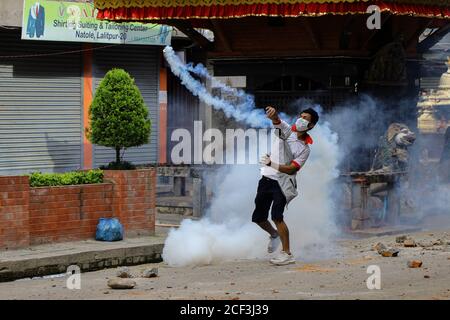 Lalitpur, Népal. 03ème septembre 2020. Un dévot a renvoyé une bombe à gaz lacrymogène vers les forces de police pendant les affrontements.des dévotés népalais et un affrontement de la police anti-émeute avant le défilé du festival de chars Rato Machindanath qui a été reporté cette année en raison de la pandémie du coronavirus. Le Machhinranath Jatra ou le Bunga Dya? Jatra devait avoir lieu en avril. Crédit : SOPA Images Limited/Alamy Live News Banque D'Images