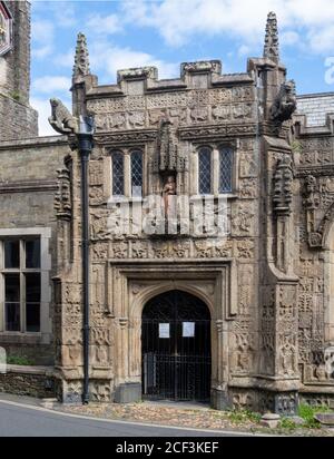 LAUNCESTON, CORNWALL, Royaume-Uni - 1 SEPTEMBRE 2020 : porche sud, église Sainte-Marie-Madeleine. Banque D'Images