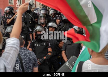 Sofia, Bulgarie. 02 septembre 2020. Pendant la manifestation, la police anti-émeute se trouve sur la garde, face aux manifestants.pour la 56e journée consécutive, les Bulgares se sont rassemblés devant les bâtiments du gouvernement accusant le Premier ministre Boyko Borisov de corruption et protégeant les puissants magnats. Des manifestants dans la capitale et dans les villes du pays appellent à la démission du premier ministre et de son gouvernement de centre-droit. Crédit : SOPA Images Limited/Alamy Live News Banque D'Images