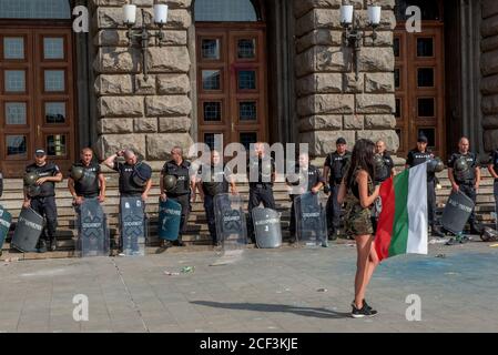 Sofia, Bulgarie. 02 septembre 2020. Pendant la manifestation, la police anti-émeute se trouve sur la garde, face à un manifestant féminin.pour la 56e journée consécutive, les Bulgares se sont rassemblés devant des bâtiments gouvernementaux accusant le Premier ministre, Boyko Borisov, de corruption et protégeant les puissants magnats. Des manifestants dans la capitale et dans les villes du pays appellent à la démission du premier ministre et de son gouvernement de centre-droit. Crédit : SOPA Images Limited/Alamy Live News Banque D'Images