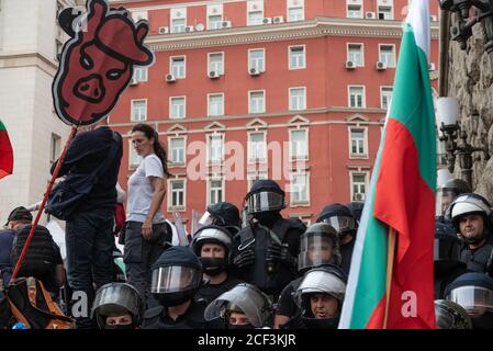 Sofia, Bulgarie. 02 septembre 2020. Pendant la manifestation, la police anti-émeute se trouve sur la garde, face aux manifestants.pour la 56e journée consécutive, les Bulgares se sont rassemblés devant les bâtiments du gouvernement accusant le Premier ministre Boyko Borisov de corruption et protégeant les puissants magnats. Des manifestants dans la capitale et dans les villes du pays appellent à la démission du premier ministre et de son gouvernement de centre-droit. Crédit : SOPA Images Limited/Alamy Live News Banque D'Images