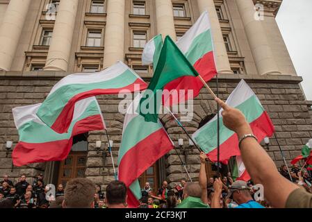 Sofia, Bulgarie. 02 septembre 2020. Des manifestants brandissaient des drapeaux pendant la manifestation.pour la 56e journée consécutive, les Bulgares se sont rassemblés devant des bâtiments gouvernementaux accusant le Premier ministre Boyko Borisov de corruption et protégeant les puissants magnats. Des manifestants dans la capitale et dans les villes du pays appellent à la démission du premier ministre et de son gouvernement de centre-droit. Crédit : SOPA Images Limited/Alamy Live News Banque D'Images