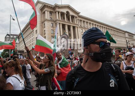 Sofia, Bulgarie. 02 septembre 2020. Un manifestant portant un masque à gaz pendant la manifestation.pour la 56e journée consécutive, les Bulgares se sont rassemblés devant des bâtiments gouvernementaux accusant le Premier ministre, Boyko Borisov, de corruption et de protection des puissants magnats. Des manifestants dans la capitale et dans les villes du pays appellent à la démission du premier ministre et de son gouvernement de centre-droit. Crédit : SOPA Images Limited/Alamy Live News Banque D'Images