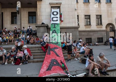 Sofia, Bulgarie. 02 septembre 2020. Une énorme bannière attachée à un bâtiment du gouvernement pendant la manifestation.pour le 56e jour consécutif, les Bulgares se sont réunis à l'extérieur des bâtiments du gouvernement accusant le Premier ministre, Boyko Borisov de corruption et de protection des puissants magnats. Des manifestants dans la capitale et dans les villes du pays appellent à la démission du premier ministre et de son gouvernement de centre-droit. Crédit : SOPA Images Limited/Alamy Live News Banque D'Images