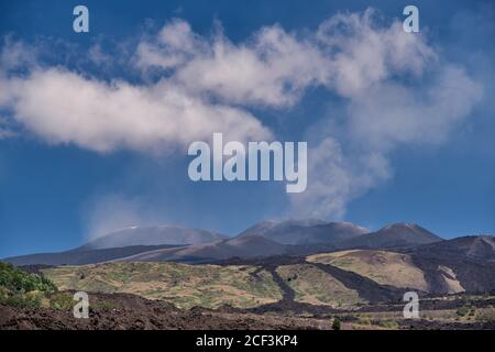 Volcan actif Mont Etna éruptant le panache de cendres, Sicile, Italie. Clairement visible la superposition des coulées de lave les plus récentes sur la plus ancienne. Été 2020 Banque D'Images