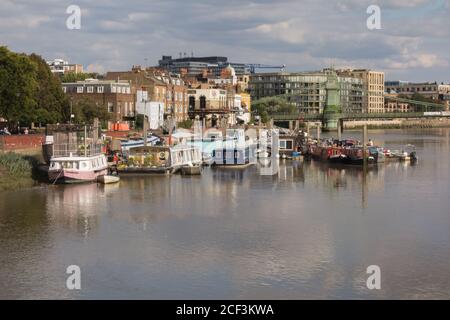 Péniche amarrée sur la Tamise par Furnival Gardens, Hammersmith, Londres, Royaume-Uni Banque D'Images