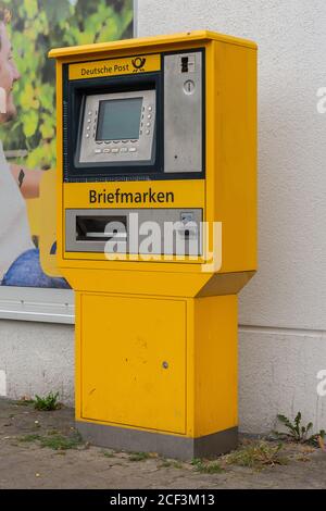 Machine à affranchir de la poste allemande. Prise de droite en format portrait Banque D'Images