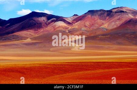 Paysage de montagnes colorées en Bolivie, désert d'Atacama. Couleurs Montana del cinco. Tunupa Volcan. Montagne majestueuse Seven Colours, Altiplano. Banque D'Images