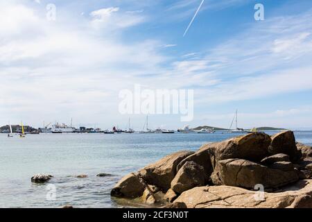 Le ferry Scillonian a amarré sur le quai St Mary's avec des bateaux À l'ancre dans le port de St Mary dans les îles de Scilly Banque D'Images