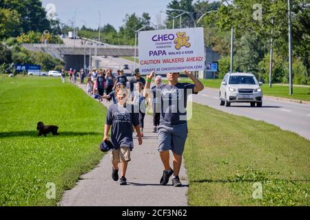 Ottawa, Canada. 3 septembre 2020. Des bénévoles se joignent à Russell Mackay, Papa pour beaucoup, le dernier jour de sa promenade de 125 km, pendant 10 jours, de sa ville natale de Beachburg, dans la vallée de l'Outaouais, à l'Hôpital pour enfants de l'est de l'Ontario (CHEO), à Ottawa. Au début, en fixant l'objectif de recueillir 25,000 000 $ pour la Fondation du CHEO, il a éclipsé ce montant le premier jour et a maintenant dépassé 100,000 000 $ en dons. M. Mackay est âgé de 82 ans, légalement aveugle et diabétique. Quand on lui a demandé ce qu'il ferait demain, il a dit : « parcourez tous les jours mes 6 miles autour de Beachburg comme tous les jours ». Credit: Meanderingemu/Alamy Live News Banque D'Images