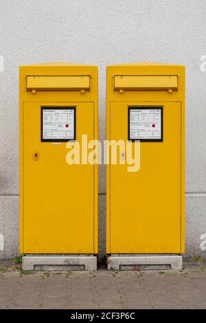 Deux boîtes aux lettres de la poste allemande. Prise de vue au recto en format portrait Banque D'Images