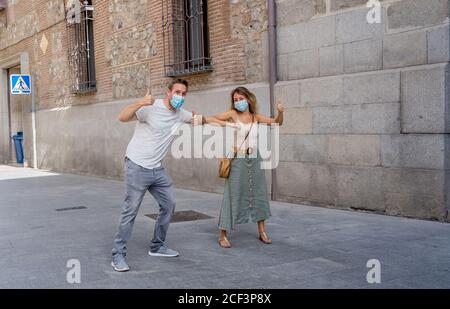 Salutation plus sûre dans la nouvelle norme. Homme et femme secouant le pied et le coude secouant en gardant la distance sociale pour éviter la propagation du coronavirus. COVID-19 Banque D'Images