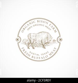 Modèle de logo ou d'insigne rétro encadré de Bison Farm biologique. Dessin de Buffalo Bull et de paysage agricole à la main avec Typographie rétro. Emblème d'esquisse vintage Illustration de Vecteur
