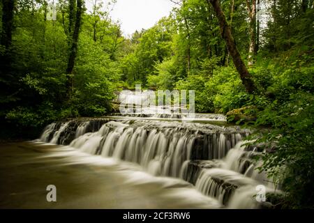 Cascade longue exposition à Cascades du Herisson, France Banque D'Images