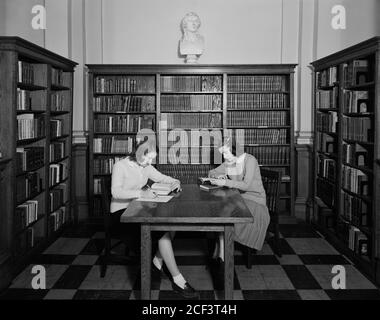 Deux étudiants étudient à la bibliothèque, Trinity College (Trinity Washington University), Washington, D.C., États-Unis, Collection Theodor Horydczak, 1952 Banque D'Images