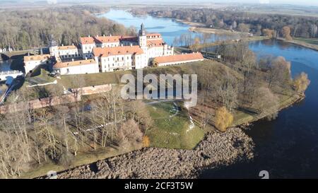 Vue aérienne du château fortifié historique de Nesvizh, parc paysager et étangs le jour d'hiver ensoleillé, Biélorussie Banque D'Images