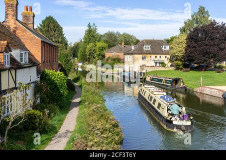 Hungerford, Berkshire, Royaume-Uni. Vue sur le canal Kennet et Avon avec des bateaux étroits Banque D'Images