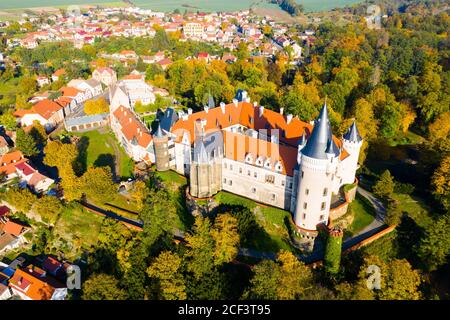 Vue depuis un drone de paysage forestier d'automne surplombant l'ancien château de Zleby (Zamek Zleby), région de Bohême centrale, République tchèque Banque D'Images