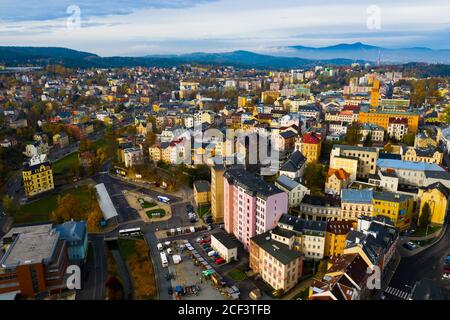 Paysage urbain aérien de la pittoresque ville de Jablonec nad Nisou, région de Liberec Banque D'Images