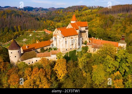 Scenic vue aérienne du château Pernstejn médiéval impressionnant par beau jour d'automne, la région de Moravie du Sud, République Tchèque Banque D'Images