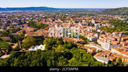 Vue aérienne de la ville de Gorizia, surplombant l'ancienne forteresse sur haut sur la colline dans la ville ensoleillée journée d'automne, Italie Banque D'Images