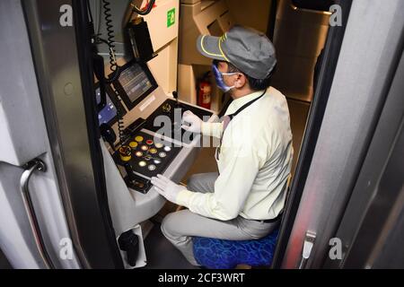 Delhi, Inde. 03ème septembre 2020. Par mesure de précaution, le conducteur de la Delhi Metro Rail Corporation (DMRC), qui porte un masque facial, est assis dans la cabine du conducteur pendant un aperçu des médias.le réseau métropolitain de Delhi se prépare à reprendre les services partiellement après un long verrouillage de plus de 5 mois en raison de la pandémie du coronavirus Covid-19. Delhi Metro Rail Corporation (DMRC) a annoncé qu'elle reprendra ses services d'exploitation sur la ligne jaune à partir de septembre 7. Crédit : SOPA Images Limited/Alamy Live News Banque D'Images