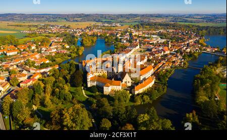 Vue panoramique depuis un drone de la partie historique de la ville tchèque De Telc avec toits de tuiles brunâtres de maisons et médiéval Château entouré d'étangs Banque D'Images