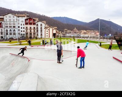 Sotchi, Russie - 26 décembre 2019. Les gars se trouvent dans un parc à roulettes situé dans une station balnéaire dans les montagnes Banque D'Images
