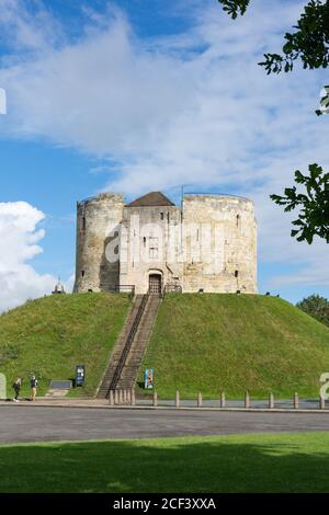 Tour Clifford du XIIIe siècle (Keep of York Castle), Tower Street, York, North Yorkshire, Angleterre, Royaume-Uni Banque D'Images