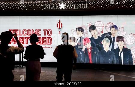 Séoul, Corée du Sud. 3 septembre 2020. Les gens marchent près du tableau d'affichage électronique du BTS dans un grand magasin à Séoul. Le 100 août, la Dynamite de BTS a dépassé le tableau des singles de l'édition 31 de Billboard des États-Unis. Crédit : Won-Ki min/ZUMA Wire/Alay Live News Banque D'Images