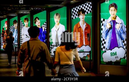 Séoul, Corée du Sud. 3 septembre 2020. Les gens marchent près du tableau d'affichage électronique du BTS dans un grand magasin à Séoul. Le 100 août, la Dynamite de BTS a dépassé le tableau des singles de l'édition 31 de Billboard des États-Unis. Crédit : Won-Ki min/ZUMA Wire/Alay Live News Banque D'Images