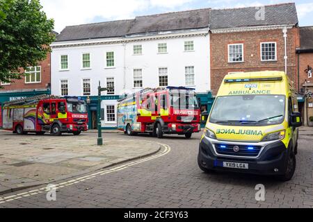 Services d'urgence du NHS moteurs d'ambulance et de secours incendie, St Sampson's Square, York, North Yorkshire, Angleterre, Royaume-Uni Banque D'Images