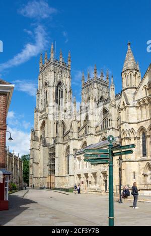 York Minster de Minster Yard, York, North Yorkshire, Angleterre, Royaume-Uni Banque D'Images