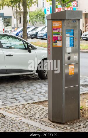 Parking de la machine sur la route à Berlin Banque D'Images