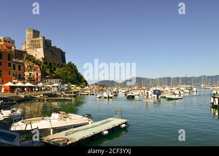 Vue panoramique sur le port avec le château médiéval surplombant le golfe de Poets et le promontoire de Porto Venere en arrière-plan, Lerici, Italie Banque D'Images